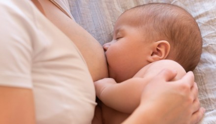Neonato soffocato mentre la madre si addormenta durante l'allattamento